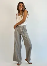 Pantalón cargo color violeta, de corte holgado y tiro alto.