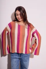 Sweater de punto con rayas verticales en tonos beige, naranja, marrón y fucsia.