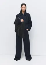 Pantalón jeans de corte wide leg en color azul marino, de tiro medio y confeccionado en algodón resistente.
