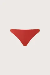 Calzón de bikini de tiro bajo y frente cavado, color rojo, con pretina angosta y bandas laterales anchas de borde curvo.
