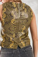Chaleco negro con estampado de piel de serpiente, corte al cuerpo y sin mangas.