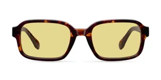 Lentes de sol cuadrados con ángulos redondeados, montura carey y lentes amarillas polarizadas.