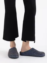 Pantalón de jean negro de corte recto y tiro alto, con diseño cropped y costuras verticales decorativas en el frente.