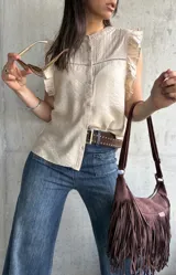 Blusa beige con cuello mao, mangas cortas con volados y cierre frontal con botones.