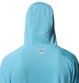 Remera de manga larga con capucha, confeccionada en tejido técnico transpirable de secado rápido con tecnología Omni-Wick y protección solar UPF 50. Presenta un diseño liso en color celeste con el logo de la marca estampado en el pecho.