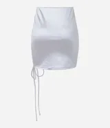 Minifalda color lila de satén con fruncido lateral y cordones ajustables.