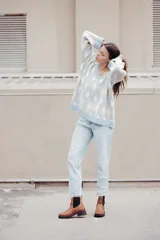 Bota tipo chelsea de cuero color marrón oscuro, con paneles laterales elásticos y suela track robusta con plataforma.