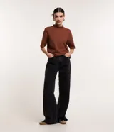 Blusa básica de algodón color celeste, con cuello alto y mangas cortas holgadas.