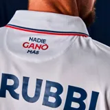 Camiseta de fútbol Umbro del Club Nacional de Football, modelo Home 2026. Diseño en color blanco con detalles en azul y rojo en el cuello y los bordes de las mangas. Presenta el logo de Umbro, el escudo del club y el sponsor Antel en el frente, junto con un sutil estampado de copas en la tela.