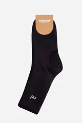 Pack de dos pares de medias 3/4 de tejido suave y flexible, una en color verde oscuro y otra en gris melange. Ambas presentan un diseño liso con el logo de la marca tejido en la parte inferior de la caña.