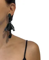 Aros colgantes largos color verde oscuro, con forma de flor con pétalos de resina y cuentas colgantes.