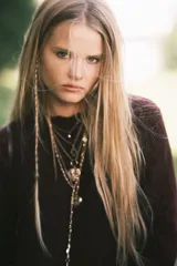 Buzo corto de punto pointelle color bordó, con cuello redondo y ribete acanalado de volados en el bajo. Cuello y puños festoneados.