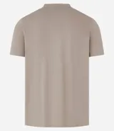 Remera básica de corte slim, confeccionada en algodón de punto medio, con cuello redondo y manga corta. Diseño liso sin estampados, ideal para un estilo versátil y cómodo.