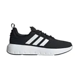 Championes Adidas Swift Run negros con las tres tiras blancas en los laterales y suela blanca con tecnología Bounce.