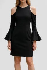 Vestido corto negro con escote cut-out en los hombros y mangas largas acampanadas.