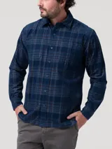 Camisa de manga larga para hombre, con estampado de cuadros tartán en tonos azul, gris y marrón. Presenta cuello clásico, cierre frontal de botones y dos bolsillos con solapa en el pecho.