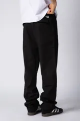 Pantalon de corte recto y holgado, confeccionado en mezcla de lino y algodón. Presenta cintura elastizada con cordón interno para ajuste y bolsillos laterales amplios.