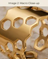 Anillo de acero italiano con baño de oro, diseño calado con patrón geométrico circular.