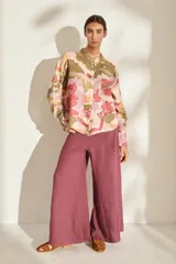 Camisa de lino italiano color crudo con estampado artístico de paisajes, cuello mao, manga larga, cierre frontal de botones y un bolsillo en el pecho.