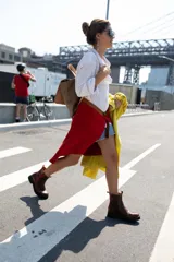 Botas de cuero color marrón chocolate con suela de goma tipo track en color negro. Presentan un diseño de caña media con cierre frontal metálico y costuras reforzadas.