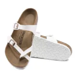 Sandalia Birkenstock modelo Mayari con tiras blancas de Birko-Flor, hebillas metálicas ajustables y plantilla anatómica de corcho y látex.