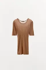 Top de punto fino color marrón, confeccionado en viscosa, con cuello redondo y mangas de largo hasta el codo.