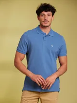 Remera polo salmón de corte regular, confeccionada en algodón. Presenta cuello clásico con botones y logo bordado en el pecho.