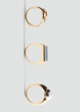 Anillo de zinc con baño dorado y detalle de esmalte cuadrado negro.