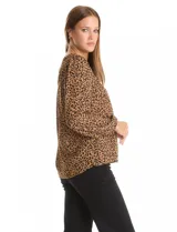 Blusa de gasa con estampado animal print, cuello a la base con escote en V y cierre frontal, manga larga con puños elastizados.