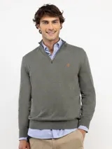 Sweater de punto color verde militar con cuello alto y medio cierre frontal de cremallera, manga larga y detalles acanalados en los puños y el dobladillo.