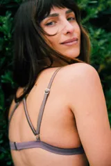 Top de bikini triángulo color visón con breteles finos cruzados en la espalda y gancho trasero ajustable. Incluye copas desmontables.