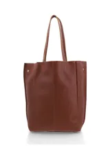 Cartera tipo shopper de gran capacidad, confeccionada en cuero graneado color chocolate. Cuenta con doble asa de hombro y compartimento interior con cierre, diseñado para transportar laptops de hasta 15 pulgadas.