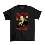 Remera negra de algodón con estampado gráfico frontal inspirado en la serie Better Call Saul, presentando al personaje Saul Goodman.
