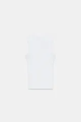 Top musculosa de punto acanalado color blanco, con cuello redondo.