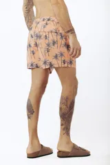 Short de baño con estampado tropical de hojas y loros, con cordón ajustable en la cintura.