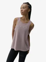Musculosa deportiva de tejido de malla ligero y transpirable, color rosado, con logo reflectante en el pecho y corte holgado.