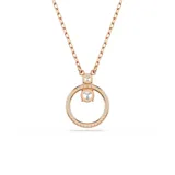 Colgante con baño de oro rosa, con dije circular con pavé de circonitas blancas y dos circonitas más grandes engastadas en la parte superior.