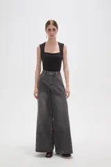 Body de poliamida al cuerpo con breteles anchos y escote cuadrado. Cuenta con cierre de broches en la parte inferior.