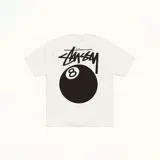 Remera de manga corta con calce oversize y cuello redondo acanalado. Presenta un estampado gráfico en la espalda que combina el logo de la marca Stussy con una bola de billar número 8.