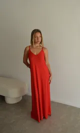 Vestido largo negro de viscosa, con escote en V y tirantes finos.