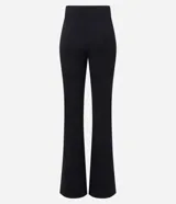 Pantalón de corte flare confeccionado en tejido punto roma, con ajuste ceñido en caderas y muslos, y apertura acampanada desde la rodilla. Presenta detalle decorativo metálico en la cintura y cierre frontal.