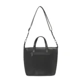 Cartera tipo shopper negra, con asas de mano y correa larga ajustable. Presenta un bolsillo frontal con cierre y un pequeño dije metálico con forma de labios en la parte inferior central.