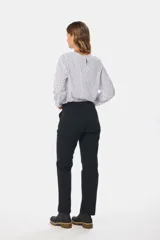 Pantalón recto de gabardina azul con spandex y elástico en la cintura.