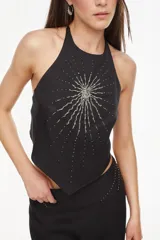 Top halter de tencel color verde militar con bordado a mano de cuentas plateadas en forma de estrella en el frente.