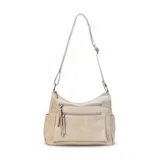 Bandolera color marrón claro, con dos bolsillos frontales paralelos con cierre, apertura superior con doble cierre y divisiones independientes, bolsillos internos y bolsillo trasero con cierre. Incluye correa larga regulable.