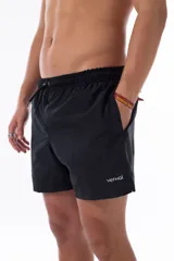 Short de baño negro con cintura elástica ajustable con cordón, bolsillos laterales y logo de la marca en blanco en la pierna izquierda.