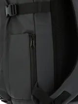 Mochila urbana de poliéster reciclado resistente al agua, con compartimento principal, bolsillo para laptop de 15 pulgadas y compartimentos frontales con cierre. Incluye correas ajustables, pasador para maleta y llavero mosquetón decorativo.