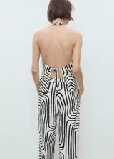 Top halter de mezcla de lino y algodón, con escote en V y diseño de estampado geométrico en blanco y negro. Presenta cierre frontal con botones y espalda abierta.