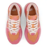 Championes urbanos New Balance modelo 5740, con capellada de malla y superposiciones de gamuza en tonos rosa, naranja y beige. Presenta el logo "N" en cuero blanco y entresuela de doble densidad.