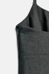 Vestido corto confeccionado en mezcla de lino, color gris oscuro, con escote recto y tirantes finos.